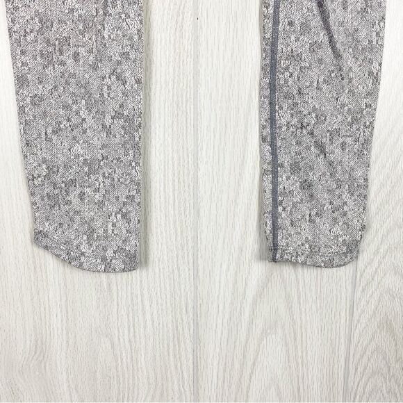 Gymshark | Dry Moisture Management Fleur Gray Legging Size Large - Picture 9 of 10